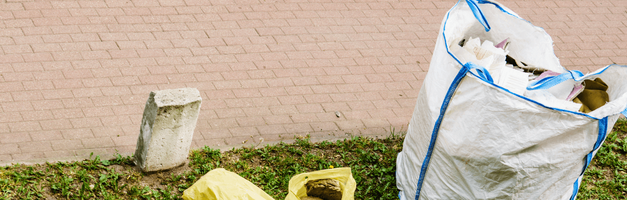 Pełen worek materiałowy bigbag stojący na chodniku